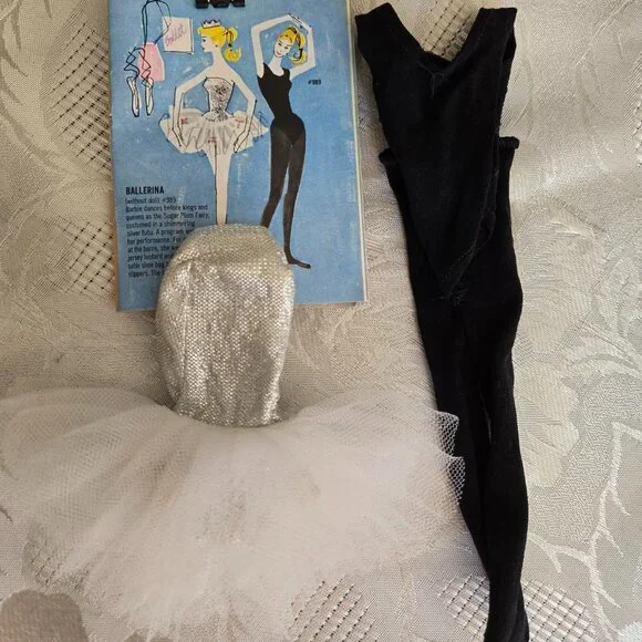 Vintage Barbie Doll with Accessories in GREAT Condition - Picture 4 of 12